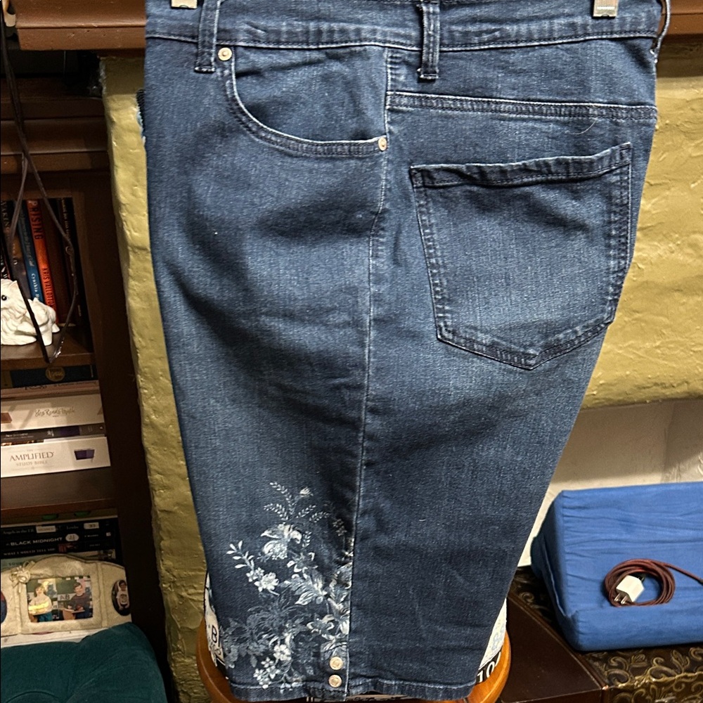 Gloria Vanderbilt Denim Blue Floral Shorts - Picture 4 of 9